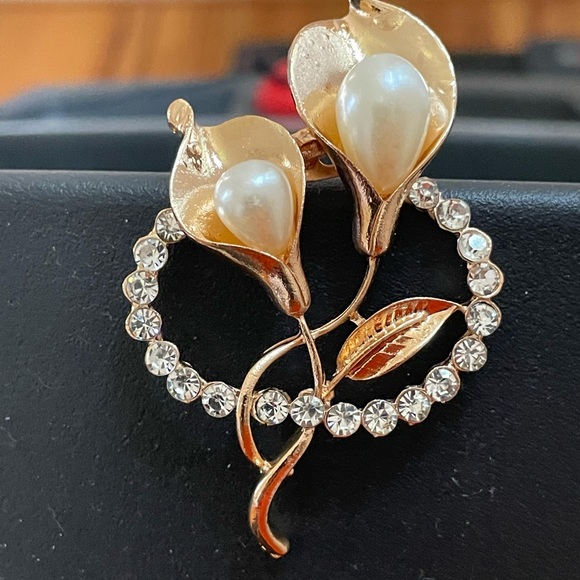 Fashion Pearls Brooch gold Plated With Rhinestone - Picture 2 of 6